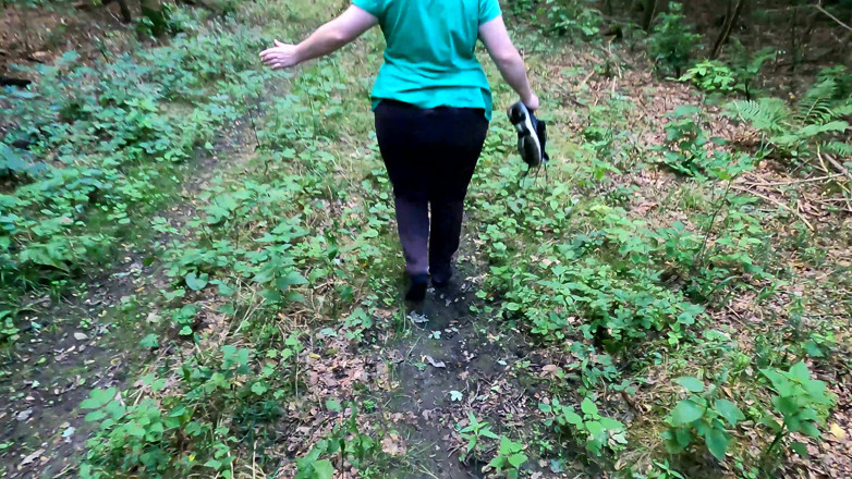 Bouncy Tits Action: Memukul tetek besarnya di dalam hutan