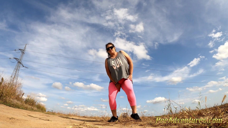 Pee Adventures: Mollig wanhopig meisje heeft haar broek weer nat