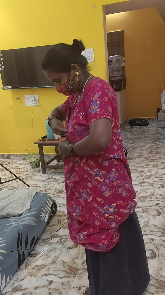 Thesana: दूध वाला आदमी, नौकरानी और मालिक