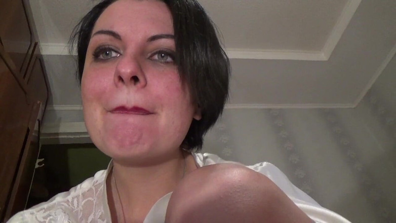 Sexy Milf: Ama de casa sexy en bata blanca de seda desesperada...