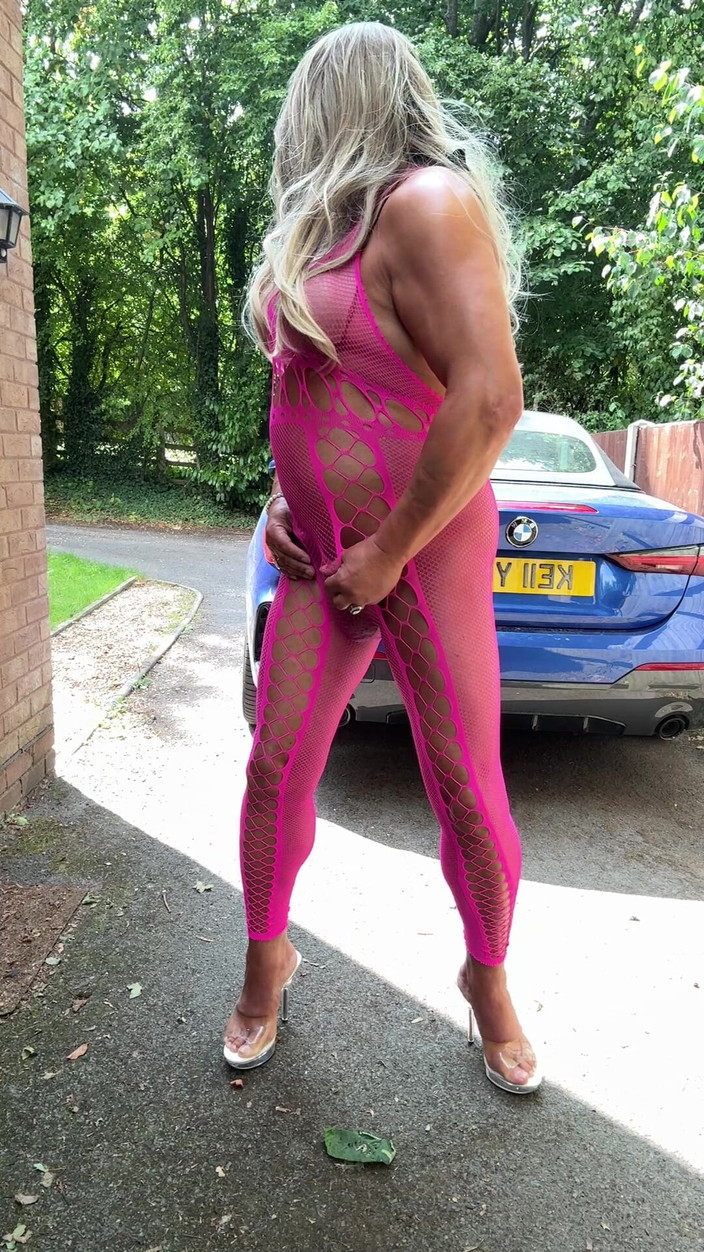 Kellycd2022: 穿着粉色渔网连衣裤和高跟鞋的性感 Crossdresser Kellycd2022