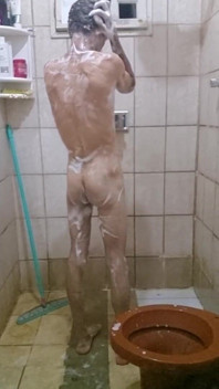 Saya mandi dengan pancuran mandian yang keras dan melancap sehingga saya pancut