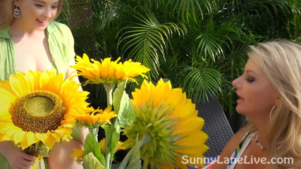 Sunny Lane: Sunny Lane i Vicky Vette lizanie cipki na zewnątrz !!