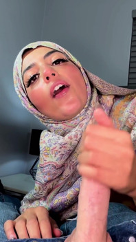 Hijabi Aaliyah Menunjukkan Pakaian Dalamnya Dan Dapat Pancutan Muka Besar-besaran