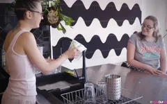 La plantureuse Lauryl et la mince Isha se lèchent et se doigtent leur chatte poilue