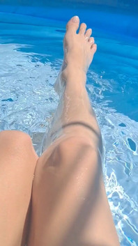 Gorgeous Long Legs & Small Feet in Water