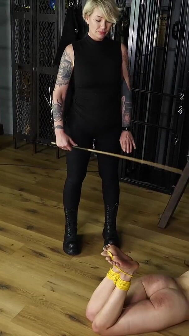 MistressBaton: Hra s bradavkami nutí otrokyni chvět se, Bastinado ji nutí...