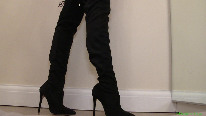 Danielle Maye: Domination des bottes en suède