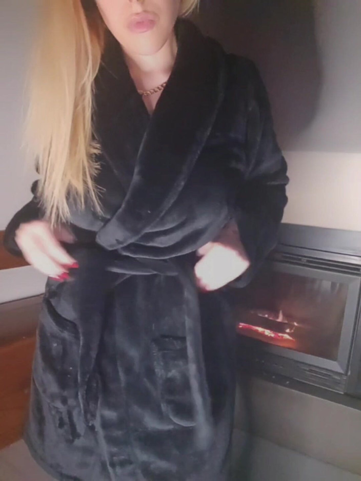 Hotblondygirl: Hotblondygirl striptease und zeigt viele sexy dessous