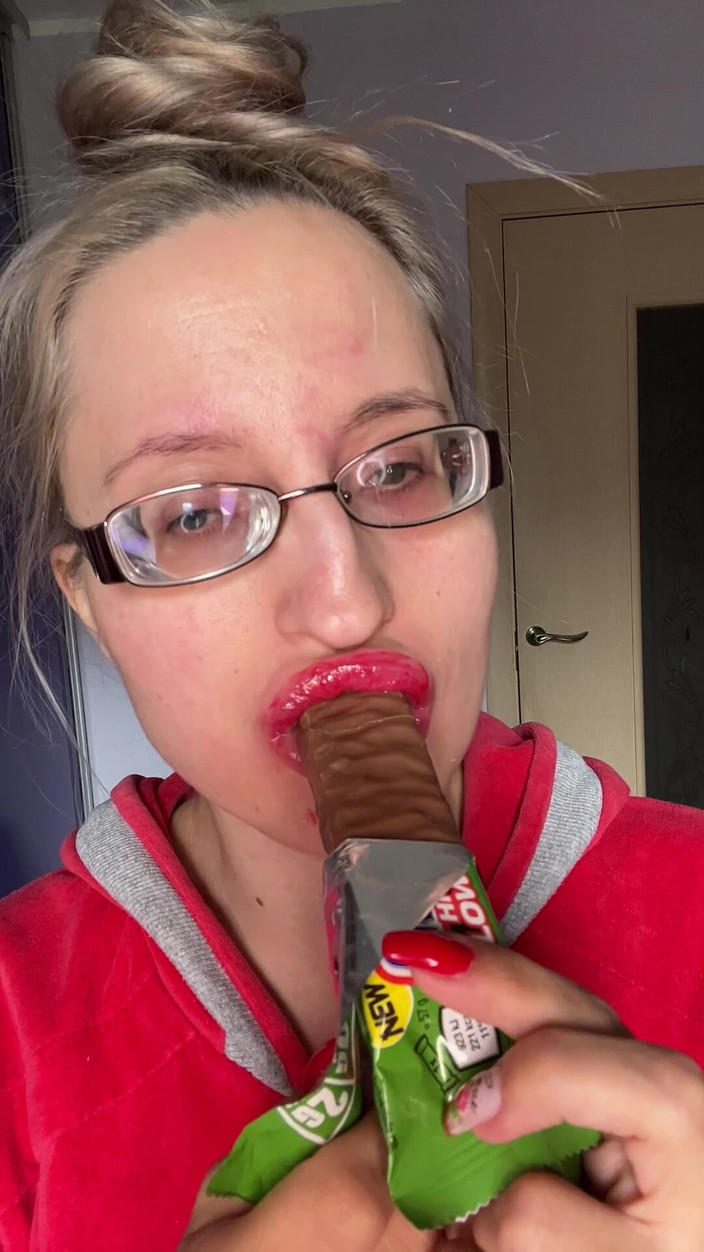 FinDom Goaldigger: Obří velké rty Velké brýle Asmreating Snickers Protein Bar