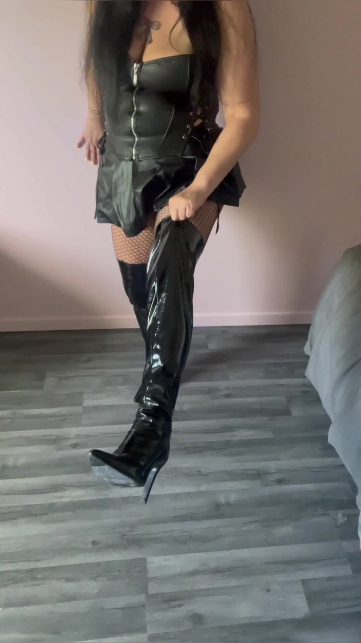 Maitresse Clara: 가죽 및 라텍스 숭배자들을 위한 JOI