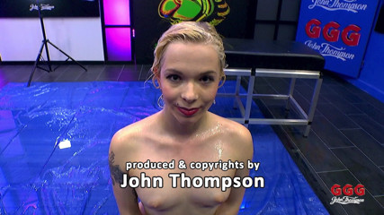 GGG John Thompson: Blond sexig Ariella tycker om pissande nöje är bortom allt hon...