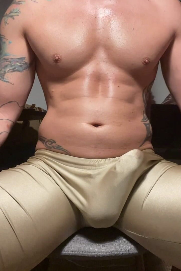 Spandex Boy: Jock își împinge pula uriașă până când se scurge spermă fără mâini