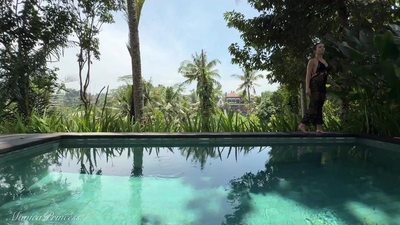 Princess Monica: プール、ストリップで屋外のシースルードレスをからかう