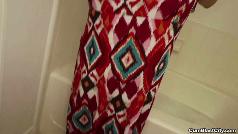 CumBlastCity: Jenni Noble's Bath Turns Cum Shower