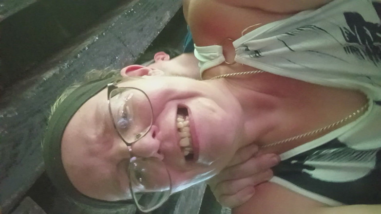 FluffyBeeChan: Xuất tinh vào mông của tôi dưới đường ray xe lửa...