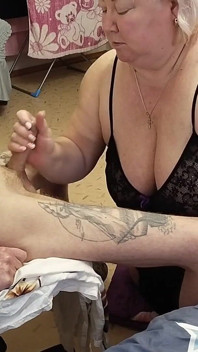 Selepas blowjob, saya mengisi mulut isteri saya dengan air mani dan dia makannya
