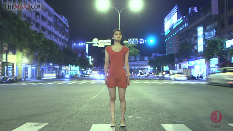 Max Japanese: Moe goes to the Jacuzzi with someone she just met...