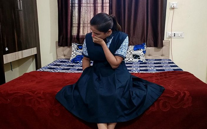 Kamini Bhabhi: Hermosa chica india de 18 años con trajes universitarios seduciendo a...