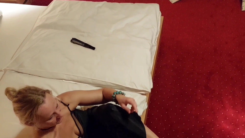 Selena701: アマチュアのブロンドの成熟した妻がハイヒールでセックスを楽しむ