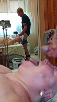 Szarpię mojego kutasa i pieprzę macochę w gardle, a następnie spust w jej ustach