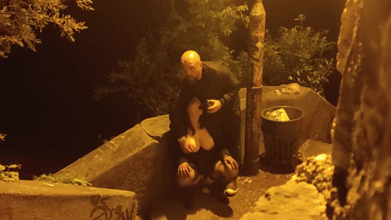 Toilet Mommy: Amateur alemán al aire libre mamada