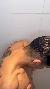 Ich komme beim haus meines freundes an und finde ihn beim masturbieren in der dusche, wir haben am ende starken sex