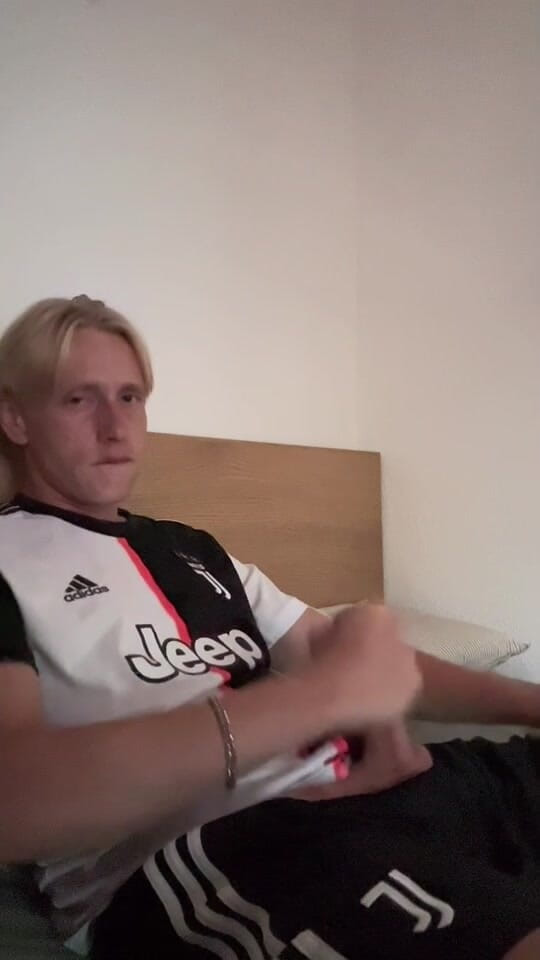 Axton Drake: Soccer Bro Napalona masturbuje się