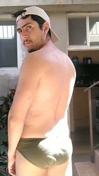 Hombre guapo mostrando cuerpo caliente en el patio