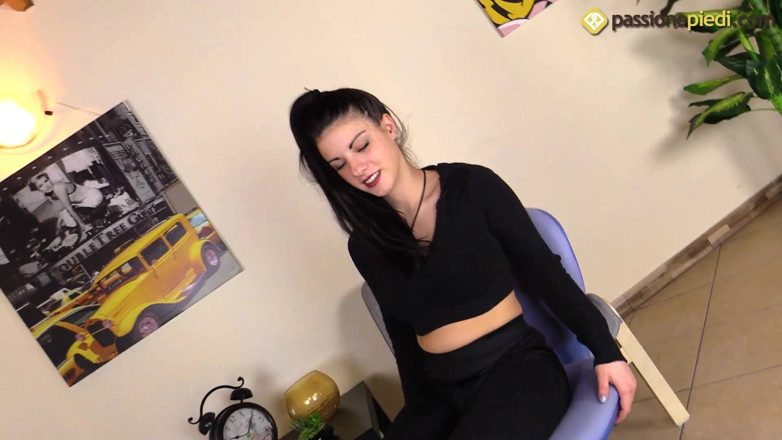 Foot Fetish HD: Wspaniała Bianca pokazuje swoje wspaniałe stopy