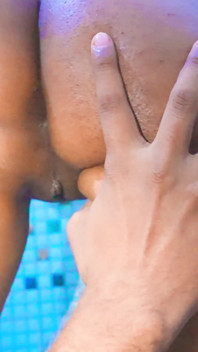 Une bhabhi indienne se fait baiser en levrette pendant son bain
