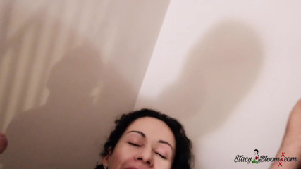 Stacy Bloom: Gospodină sexy muie dublă cu pule mari la aterizare