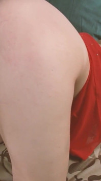 Scène de blondes mignonnes 1 femme au foyer blonde à forte poitrine aime la bite de son voisin et le facial