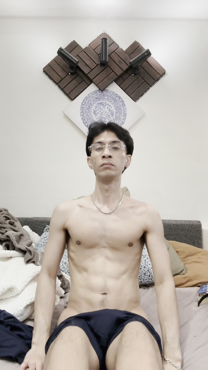 BigMacDriller: Il simpatico ragazzo ama masturbarsi il suo grosso cazzo!