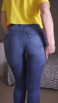 Seluar jeans biru ketat mengusik thong – dedah pantat
