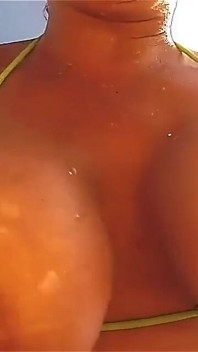 Biquíni saliente lutando por sua vida enquanto eu sou pelas ondas