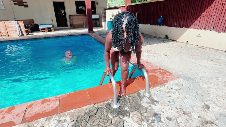 Black Swan: Abia se comportă lângă piscină