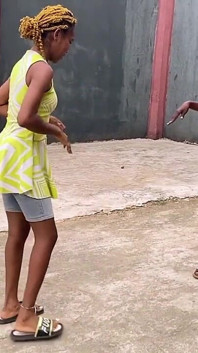 Fete africane care joacă un joc local în aer liber