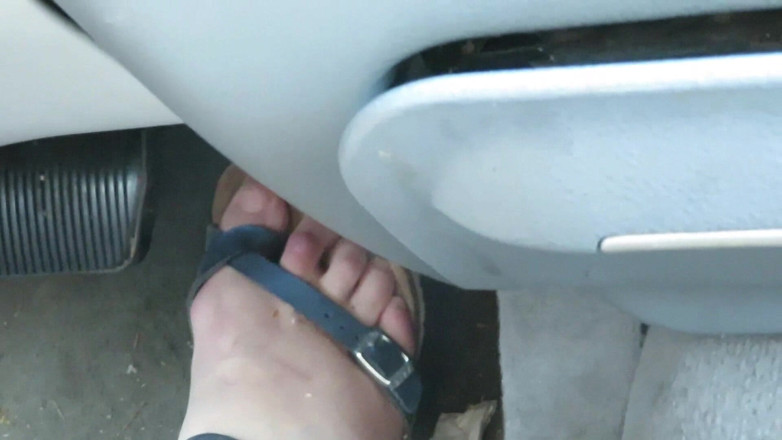 BBW nurse Vicki adventures with friends: Zblízka mé nohy s sandálem, zatímco tlačím na plyn a...