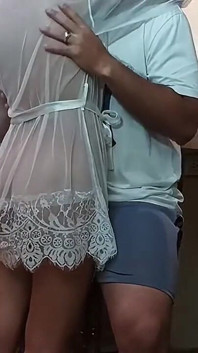 Me encanta tragar el semen de mi hijastro Cuando mi marido cornudo está en casa.