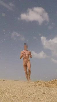 Nieoszlifowanych nudystów mężczyzna biega z Boner na State Beach