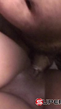 Ébano milf muestra joven puta tonta cómo chupar la polla