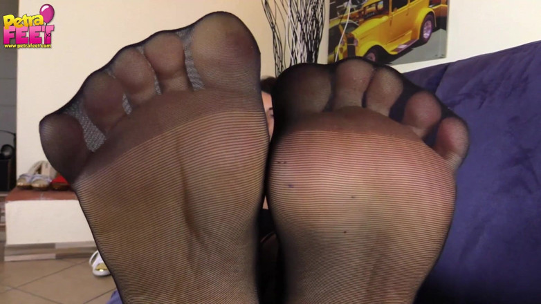 Best Nylon Feet Videos: Petra snuivend aan haar voeten