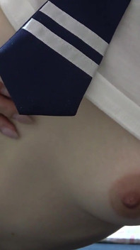 Apartmán pouze pro dívky v Japonsku. Vážná dívka cvičí, zatímco rozlije prsa z minisukně uniformy a tanga Wedgie Camel Toe