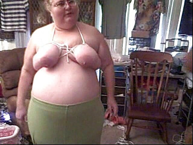 BBW nurse Vicki adventures with friends: 我演示自我乳房束缚乳头玩