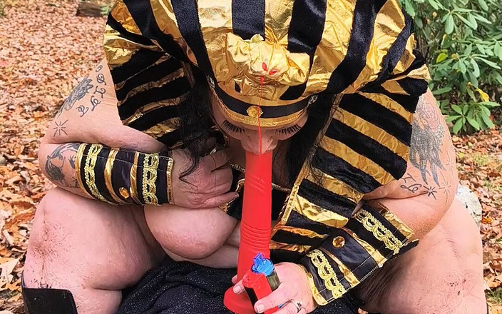 HerculesnVENUS: Cewek ini ngabisin memeknya pakai dildo di hutan! Dia pengen...