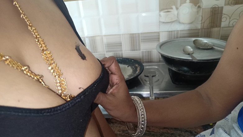 Magilmathi: 已婚女人享受热辣的女同性恋