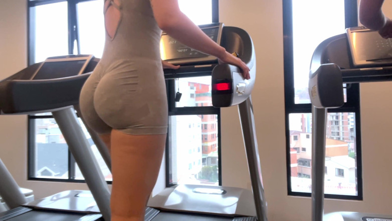 Secret Latina: Spor salonunda: büyük götlü fitness kızı koşu bandında koşuyor