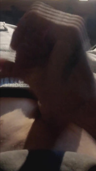 Provocando com seu pau branco grosso