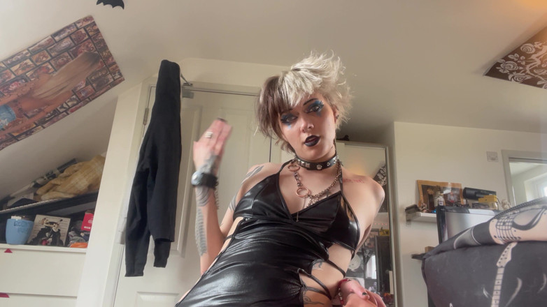Glitter queen: Stiefzus betrapt je op het aftrekken van je pik en...